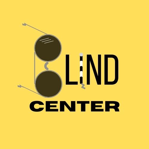 Logotipo da Blind Center: óculos escuros estilizados formando a letra B, ligado à palavra LIND em preto — o traço vertical do I é substituído por uma bengala longa branca com uma faixa preta, remetendo à mobilidade de pessoas cegas — compondo a palavra BLIND. Abaixo, a palavra CENTER em letras maiúsculas pretas, tudo sobre um fundo amarelo.